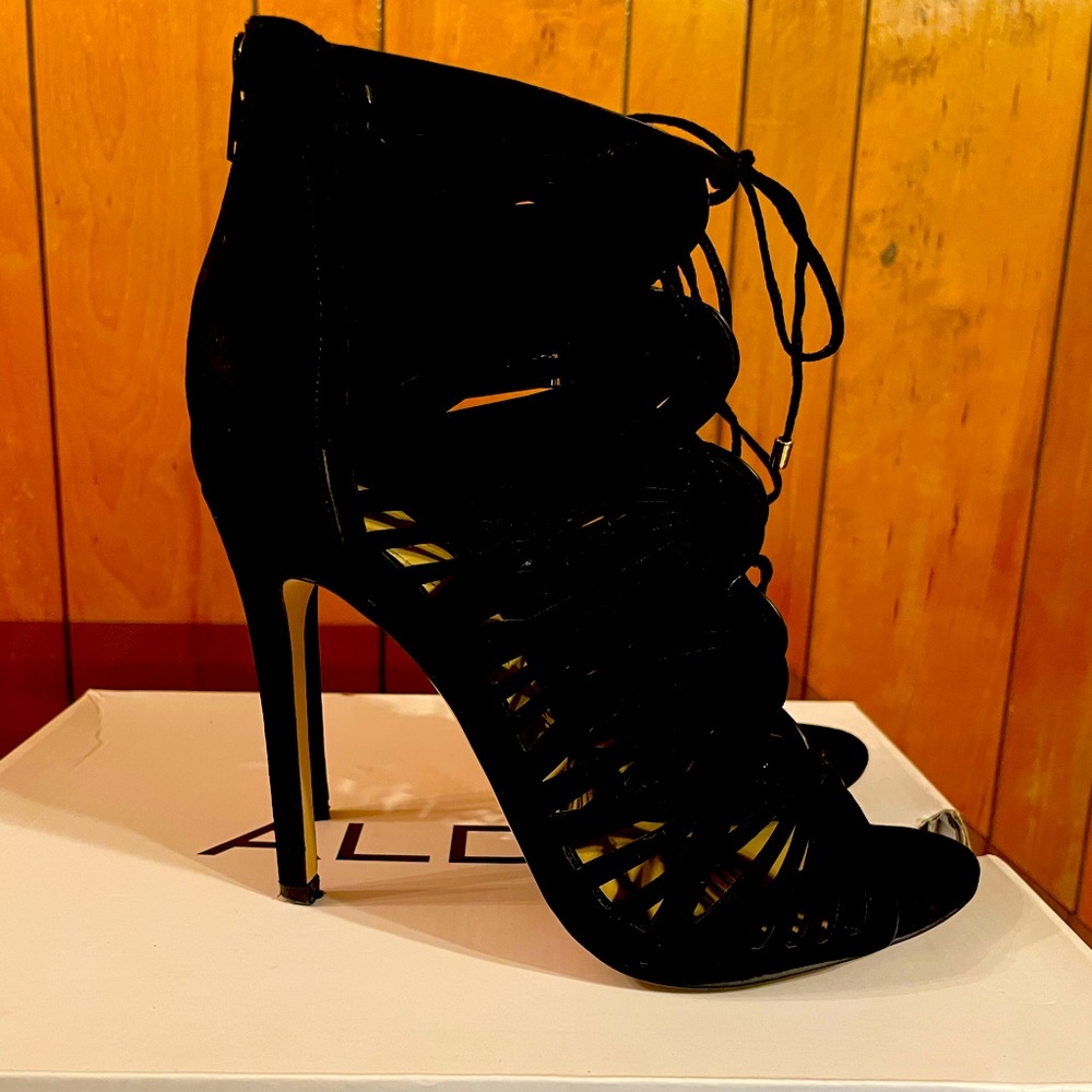 Black Lassie ALDO Heel w/ gold lace emeralds Size 8